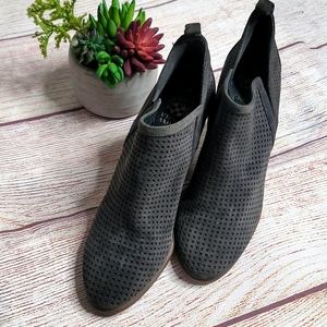 Vince Camuto gray suede Fyarino ankle boots sz 7